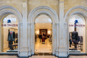 S.M.Tauzen, ТЦ “Крокус Сити Молл”, 65-66 км МКАД м. Мякинино,  2 этаж, 1 линия, магазин №100